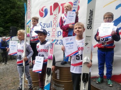 Zawodnicy na podium zawodów Lotos Cup Kids w Bystrej
